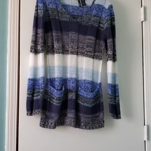 Long sleeve V-neck sweater with pockets